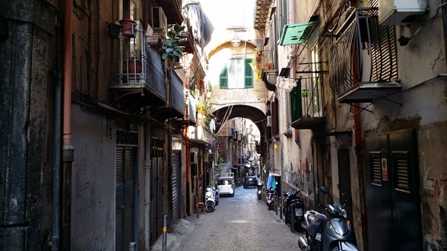 Napoli - one of the many alleys